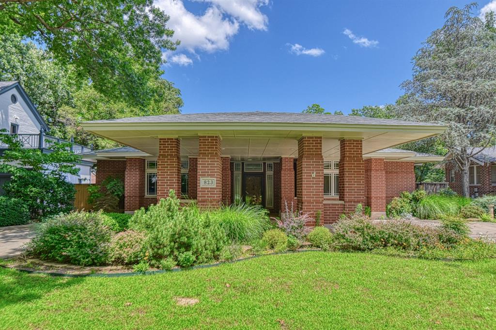 Classy Campus Gem! Beautiful 3 Bed, 2 bath, 2 car attached garage
plus flex room! Loaded with style and charm. Custom designed by
Norman Architect David Boeck and inspired by Frank Lloyd Wright.
Beautiful wood floors, high ceilings, open plan, plenty of windows and 
natural light. Fantastic Kitchen with granite counters. Wonderful
Primary Bedroom with 2 walk-in closets, double shower and laundry
room nearby for convenience. Gorgeous landscaping and large garage
has garden sink with Mud Room nearby. Plenty of parking in the front and back,
surrounded by giant trees, beautiful homes and McKinley School 1
block away.