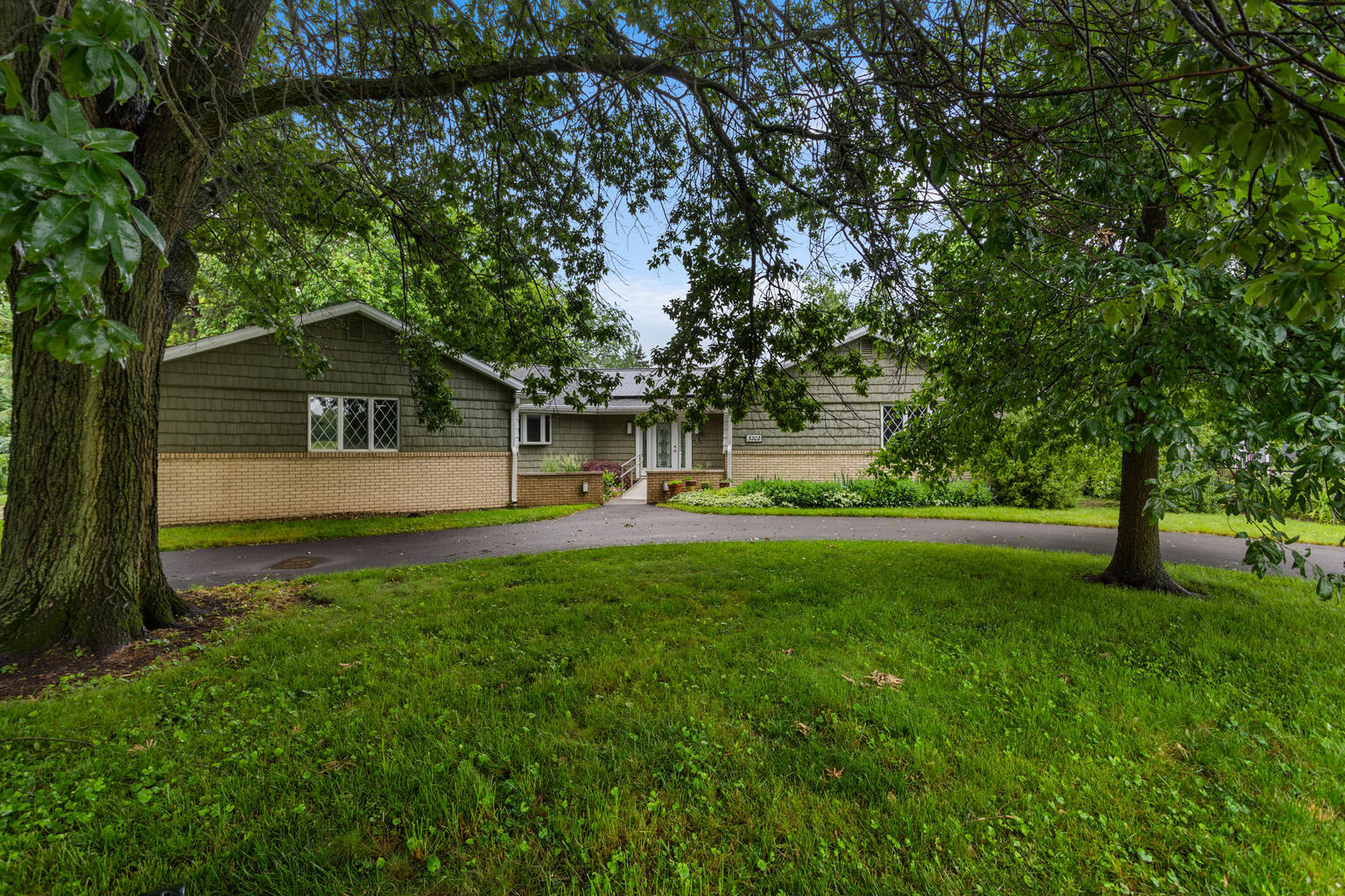 3202 Lakeshore Drive