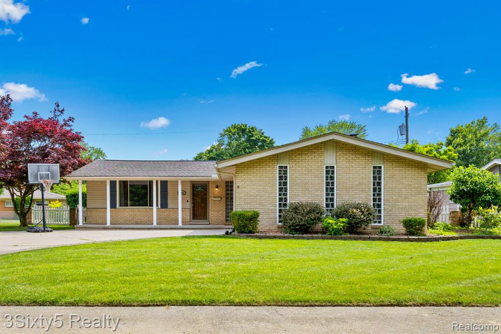 Welcome to the heart of Allen Park! This charming 3-bedroom, 2-bath home offers comfortable living with an extra finished room in
the basement—perfect for a home office, guest space, or hobby room. Conveniently located near parks, schools, and shopping, this home
blends function and location in one great package!