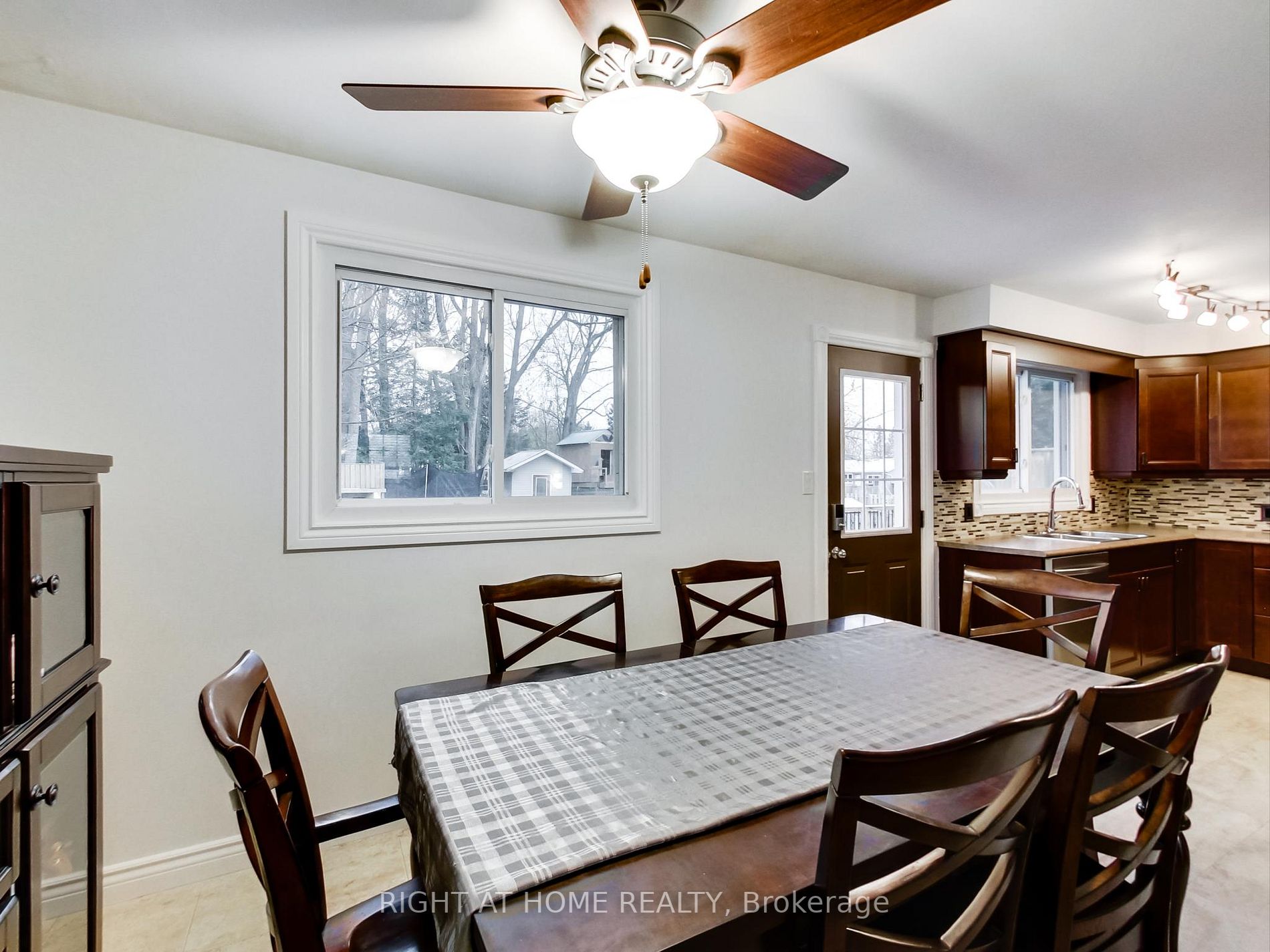 316 Pineview Gdns