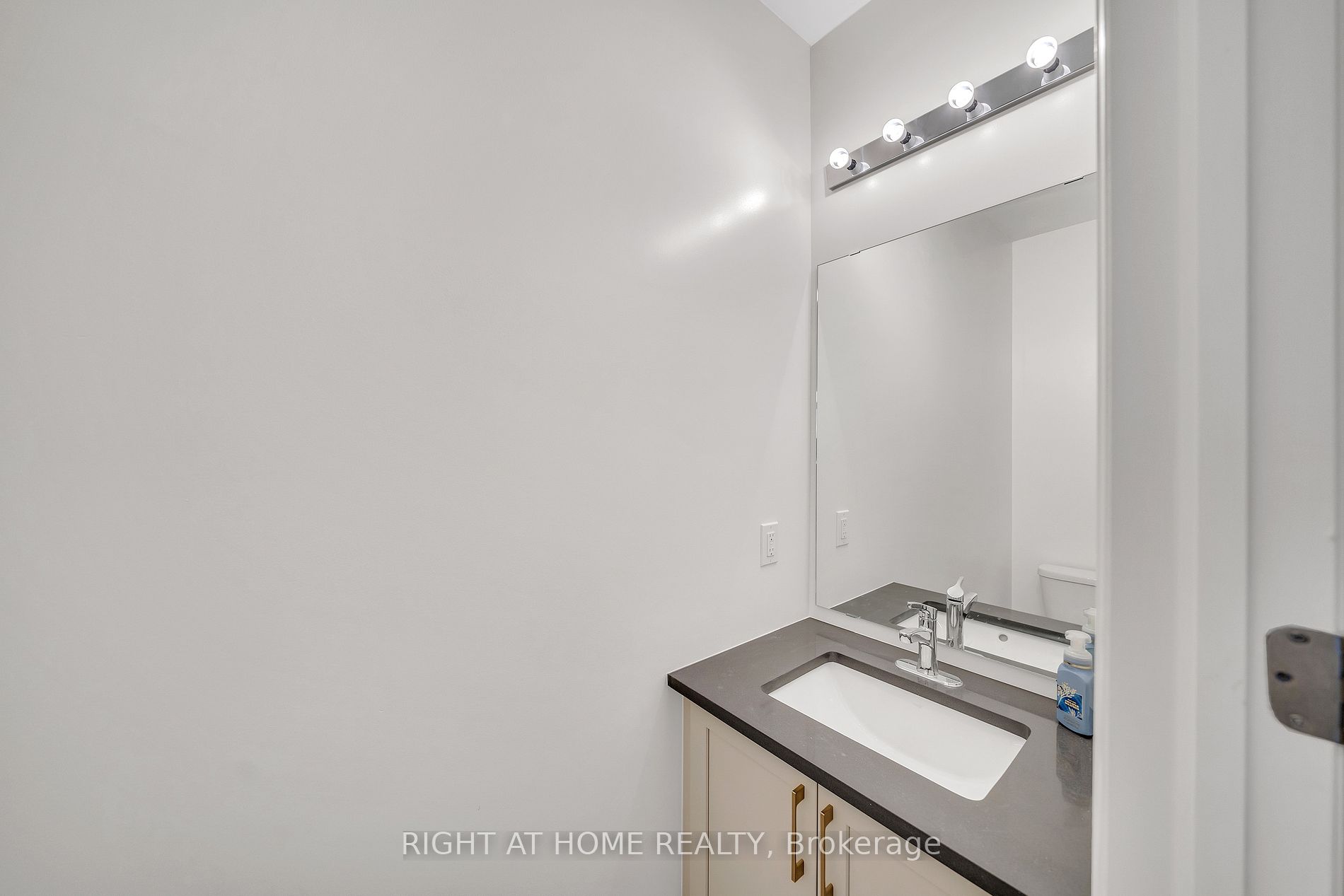 275 Port Darlington Rd