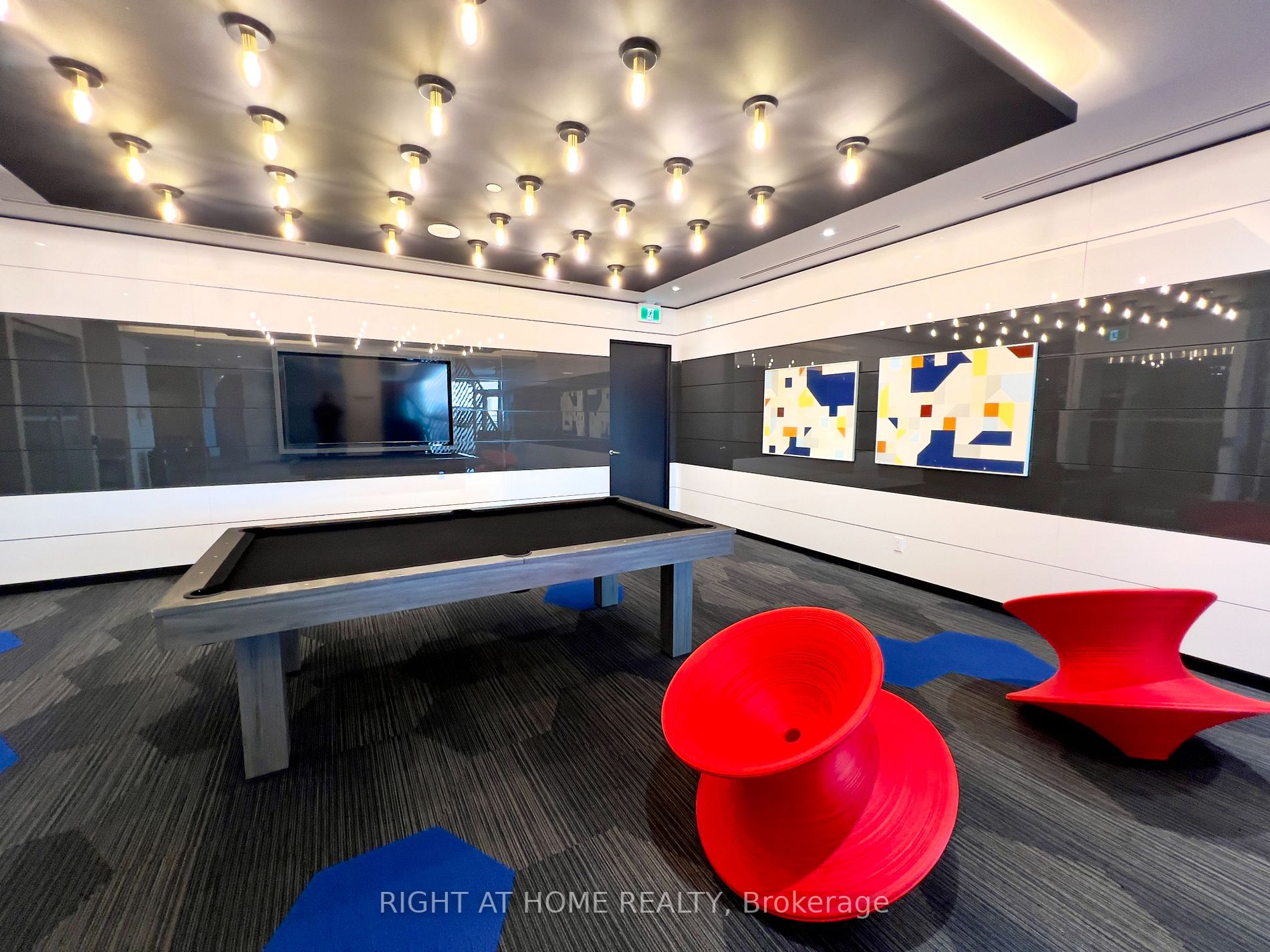 159 E Wellesley St 2404