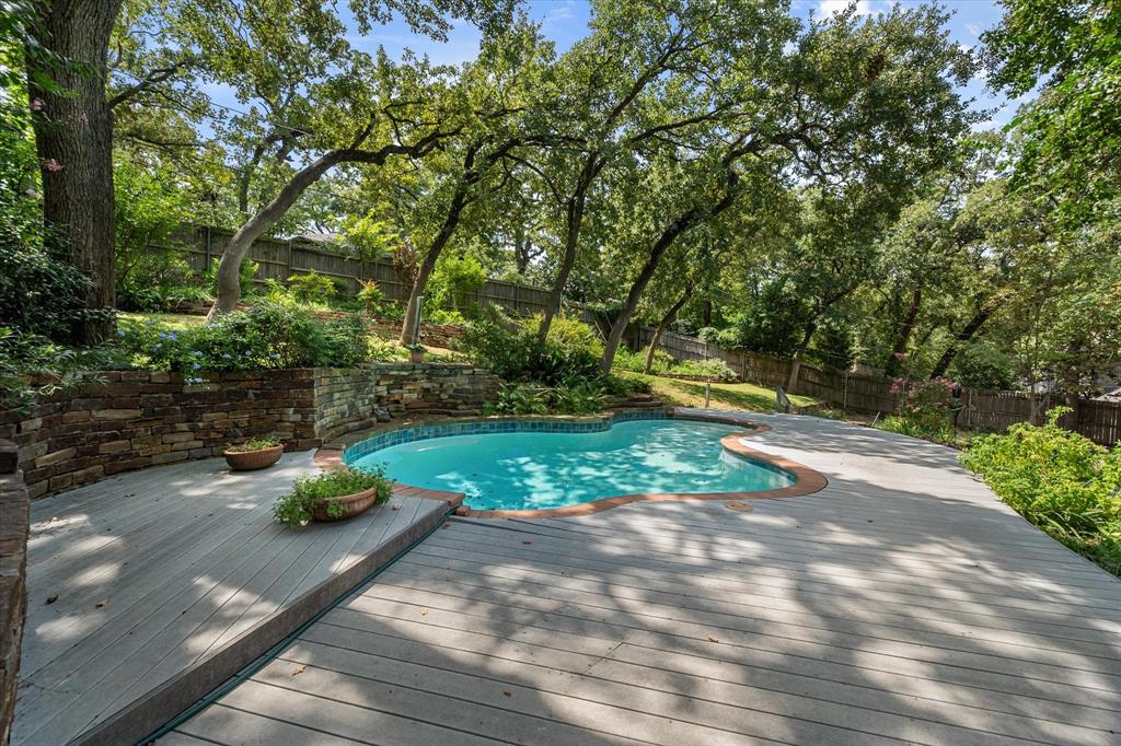 2216 Shadywood Court