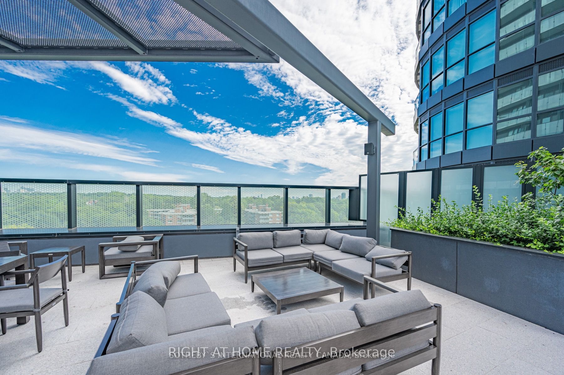 585 E Bloor St 2518