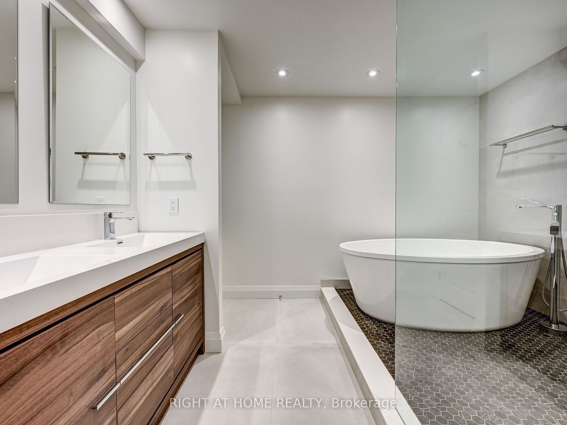 480 W Queens Quay 402W