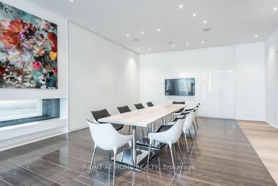 1 E Bloor St 5704