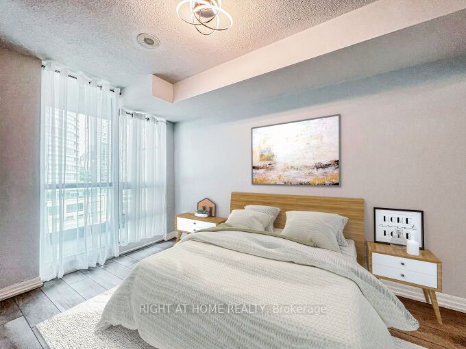 16 Yonge St 803
