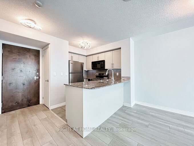 16 Yonge St 803
