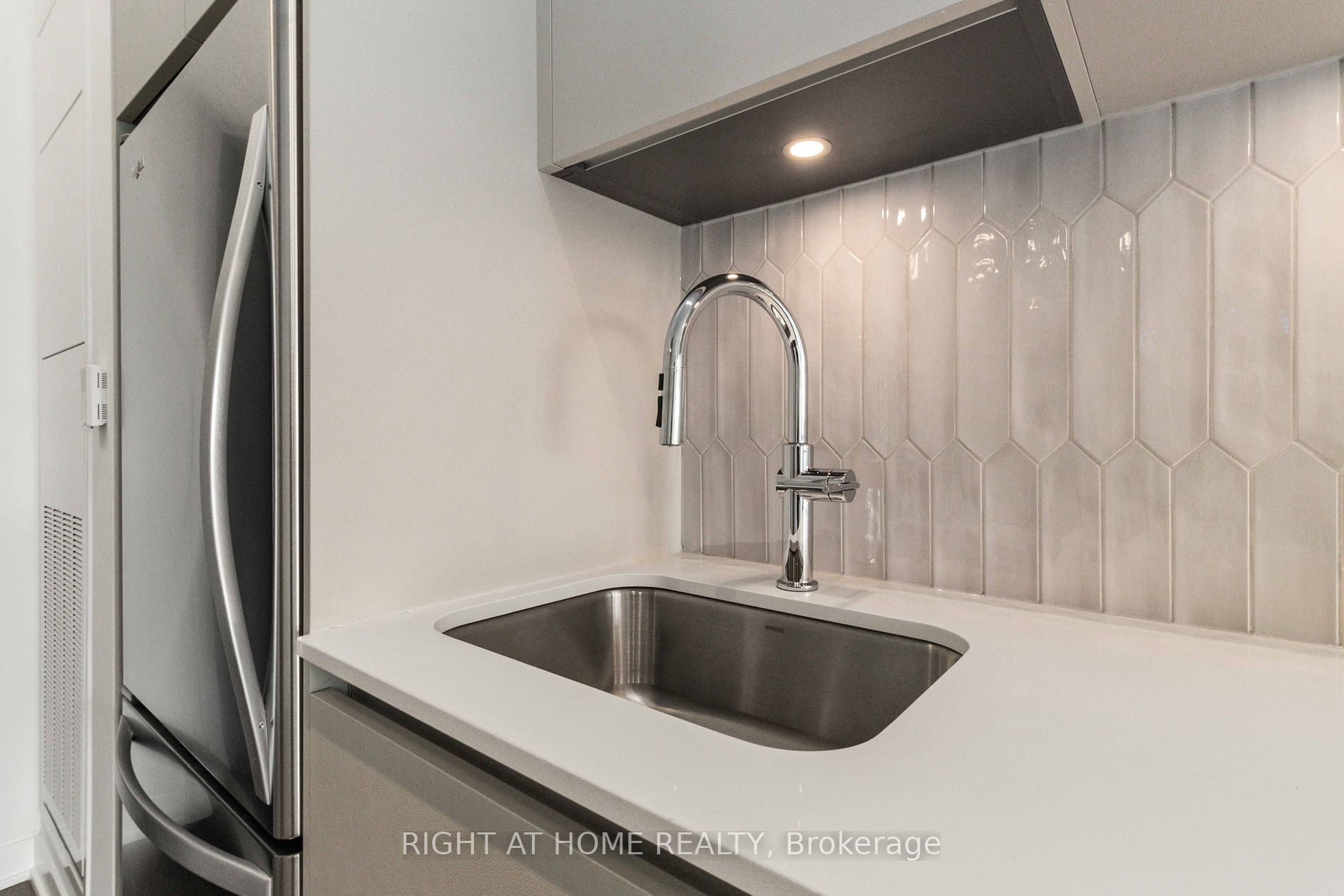 405 W Dundas St 532