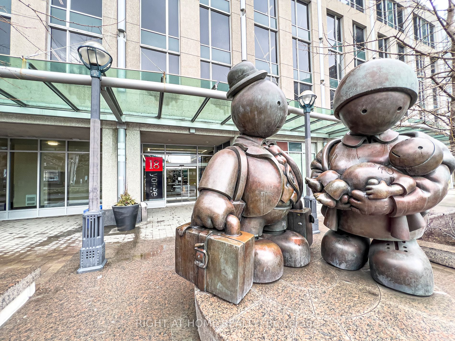 18 Yonge St 1405