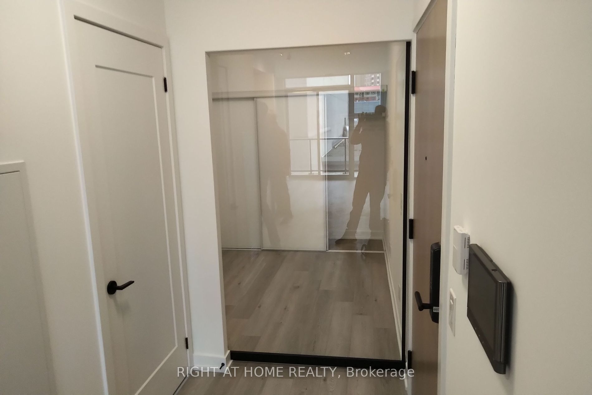 5 Defries St 422