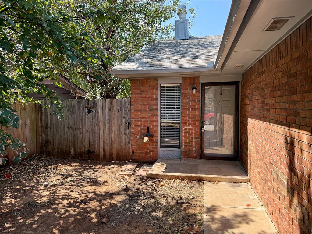 This 3 bed 2 bath duplex with garage is located in Willow Creek addition, near Council Rd and 122nd Street. This home is equipped with large bedroom closets, a wet bar in the living room, washer/dryer hookups and hardwood floors throughout. Refridgerator is included. Convient to local shopping and dinning, come make this duplex your home.