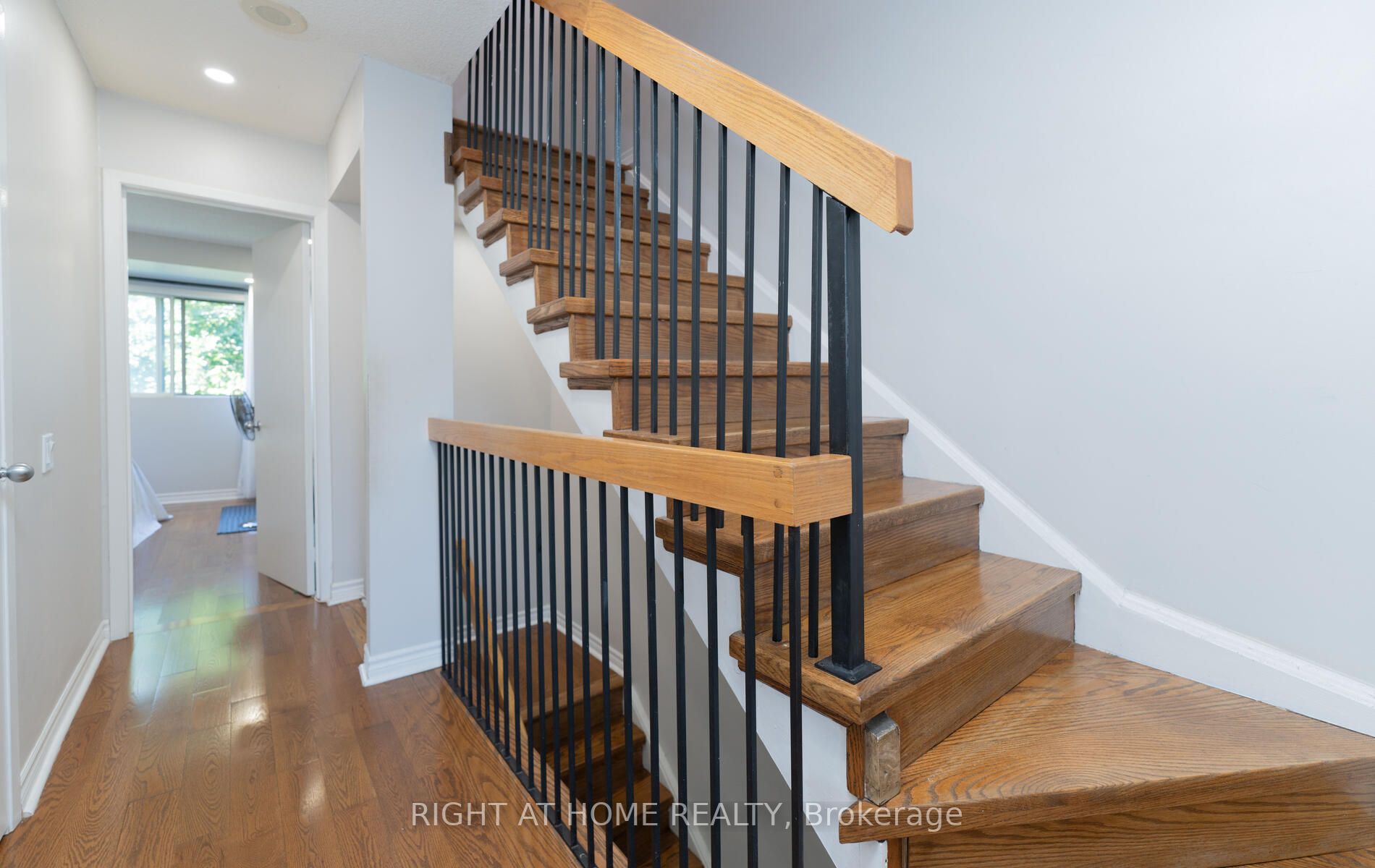 2472 E Eglinton Ave Th 19