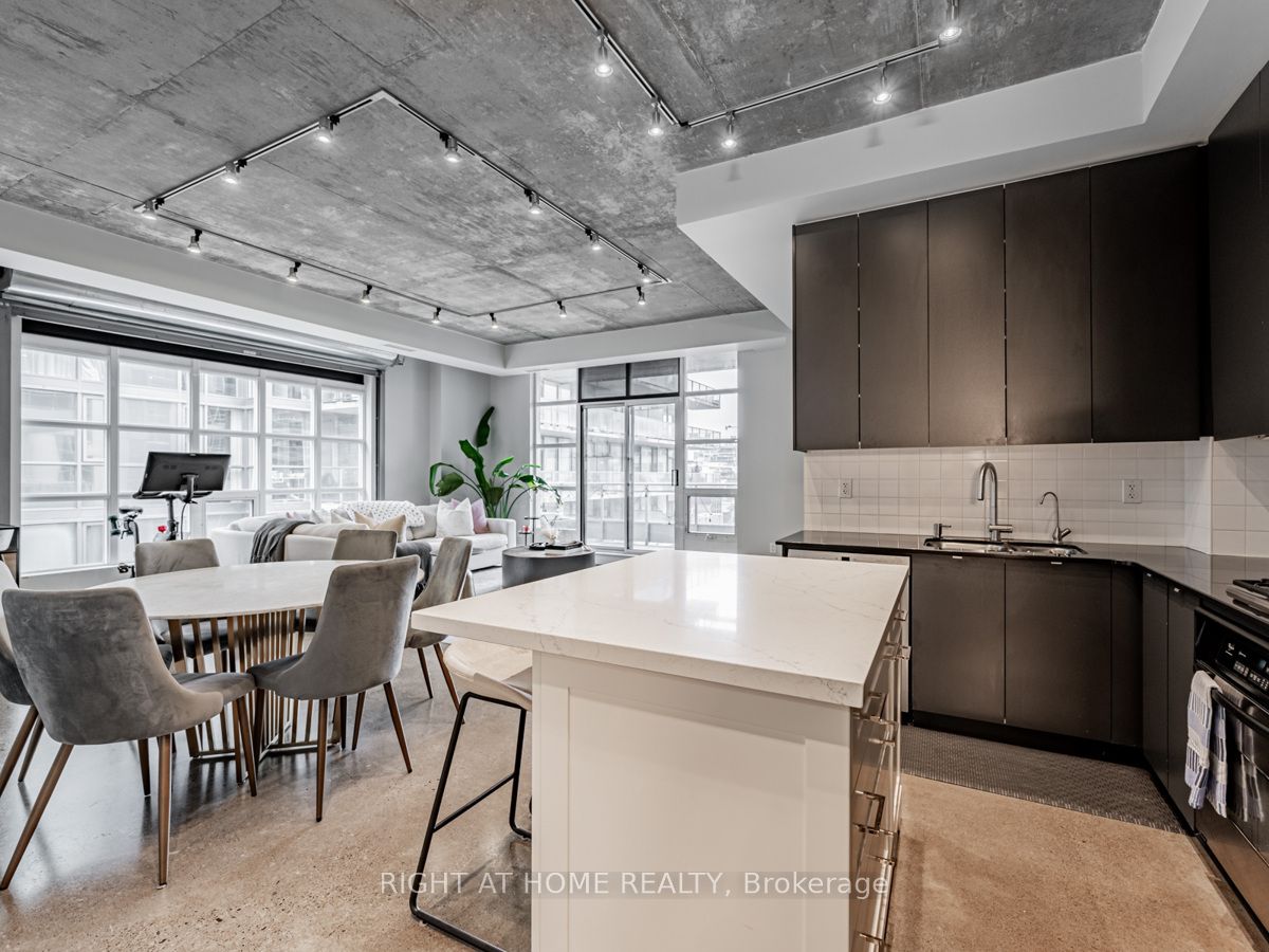 23 Brant St 704
