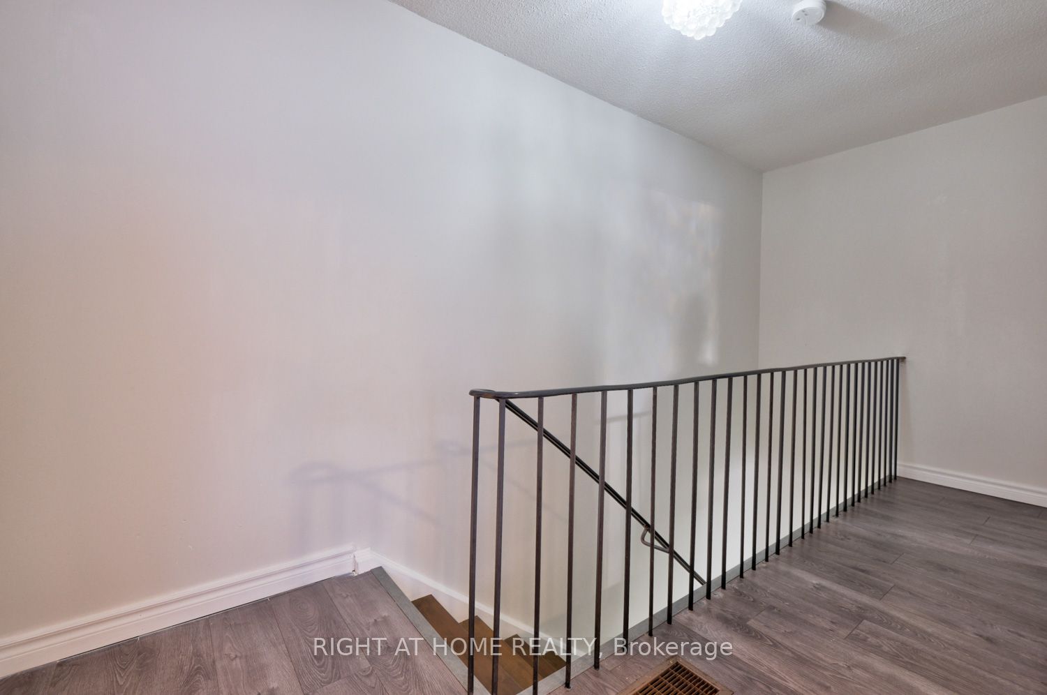 960 Glen St 68