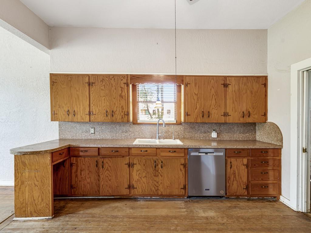 112 W Hackberry Street
