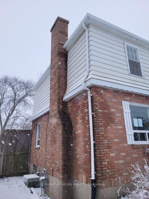 571 Wellington St