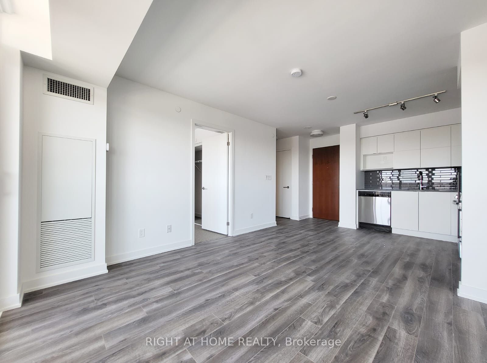 120 Varna Dr 1115