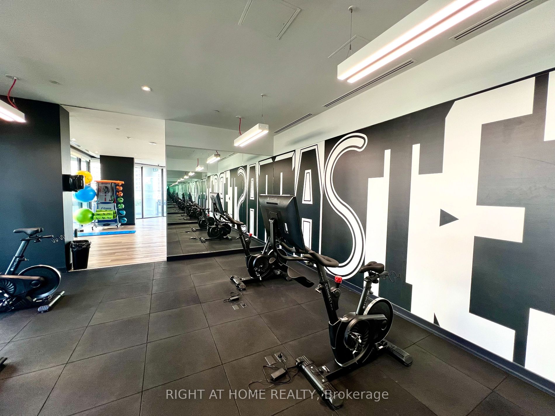 159 E Wellesley St 2404