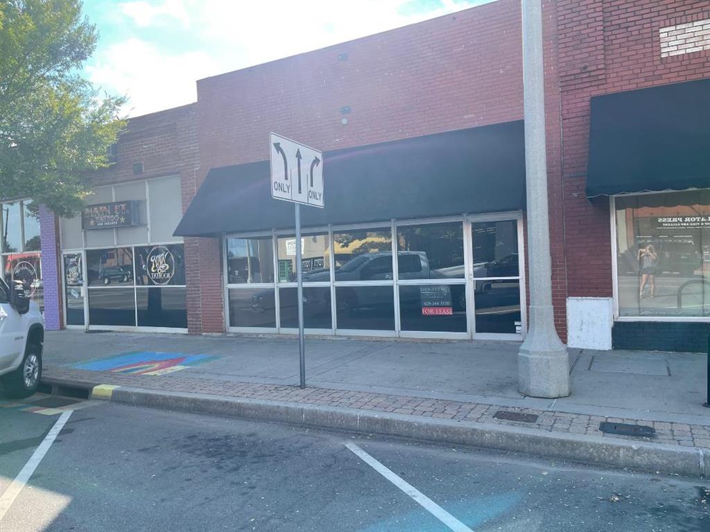 FOR LEASE!!!!
RETAIL SPACE AVAILABLE NOW
CHECK OUT THIS AMAZING SPACE IN DOWNTOWN NORMAN. THIS CAN BE USED FOR SO MANY DIFFERENT TYPES OF BUSINESSES....CLOTHING STORE, RESTAURANT, BOUTIQUE, LAW OFFICE, CPA, SO MANY POSSIBILTIES! THERE IS PARKING AROUND THE BACK WITH A GARAGE DOOR OPENING TO THE FENCED AREA OUT BACK. FLEXIBLE LEASE TERMS.
318 E. MAIN ST.
2250 SQ FT.
$2800 A MONTH
Owner/Broker