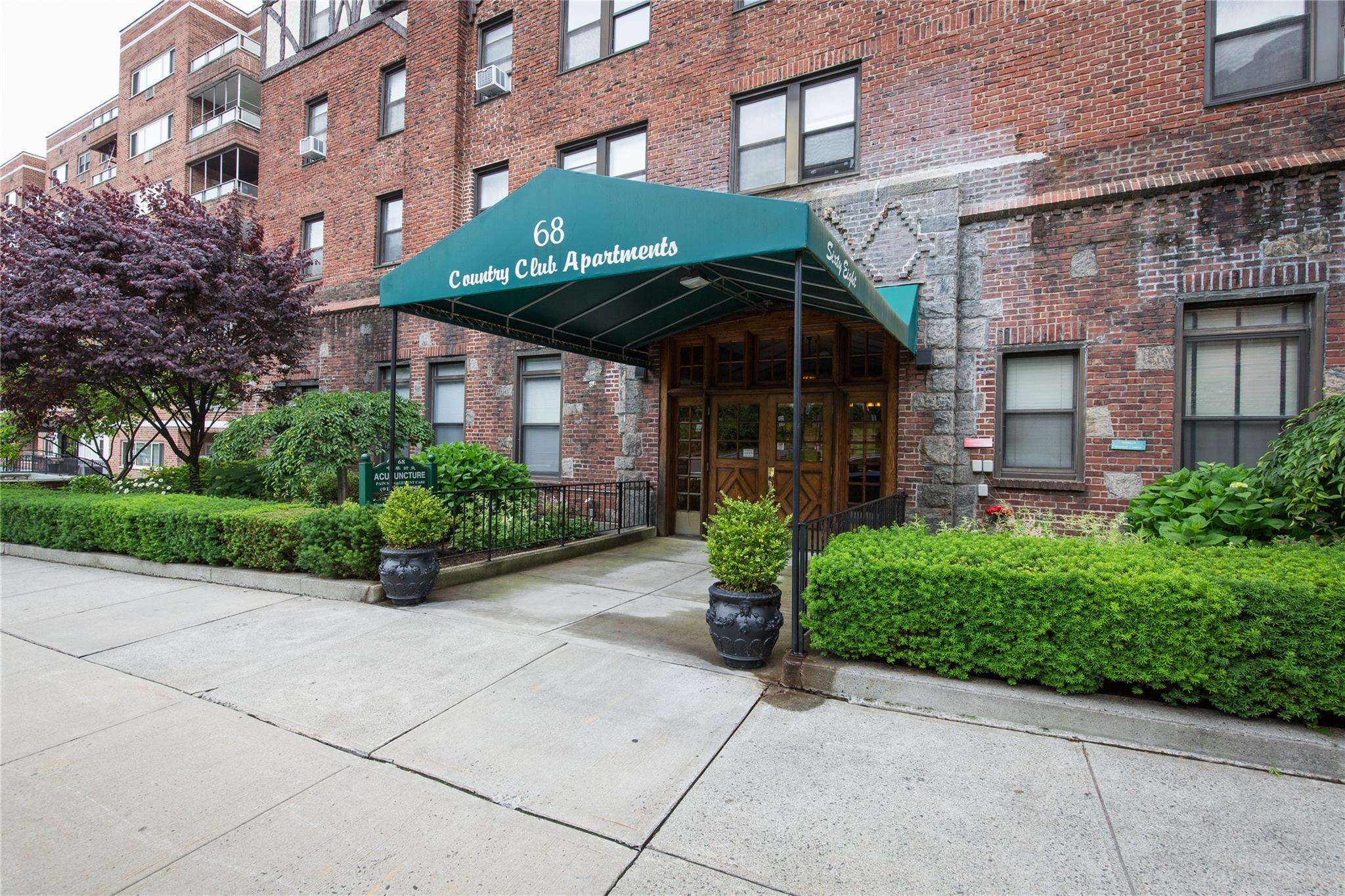 Commuter's dream! 10 minute walk to Hartsdale train station, 30 minutes to Grand Central. Welcome to Country Club Apartments, a pre-war building! Updated 800 square foot unit featuring an entry foyer with a coat closet, large living room with fireplace, eat-in-kitchen with stainless steel appliances, granite counter tops and backsplash, bedroom with walk-in closet and full bathroom. This unit boasts beautiful hardwood floors throughout. Enjoy many amenities, including in-building card operated laundromat, fitness center, convenient garbage shoot, storage units & garage parking (wait list). This building is smoke free, welcomes a cat or dog (any breed or size) and has a live-in super. You and your loved ones will have easy access to highways, restaurants, pharmacy, wine and liquor store, bakery, and multiple municipal spaces/lots. Relax and enjoy the peace and quiet but get to NYC in 30 minutes for work or entertainment.