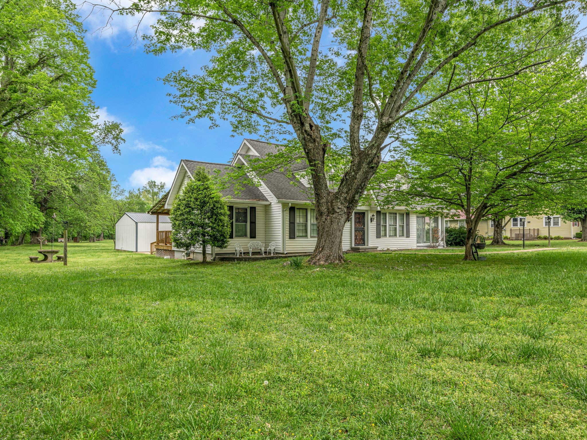 609 W Main St