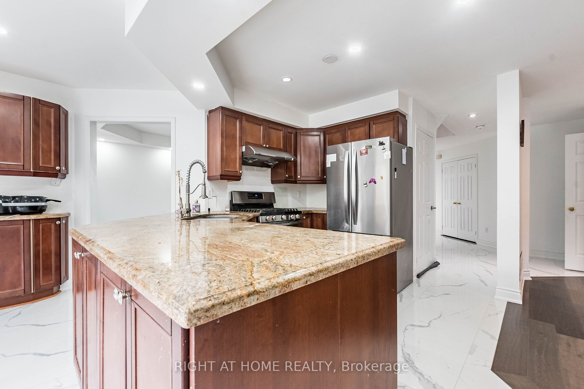 5579 Whitehorn Ave Upper