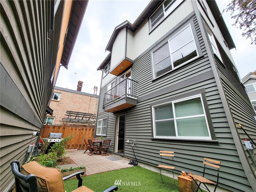 1209 Aurora Avenue N