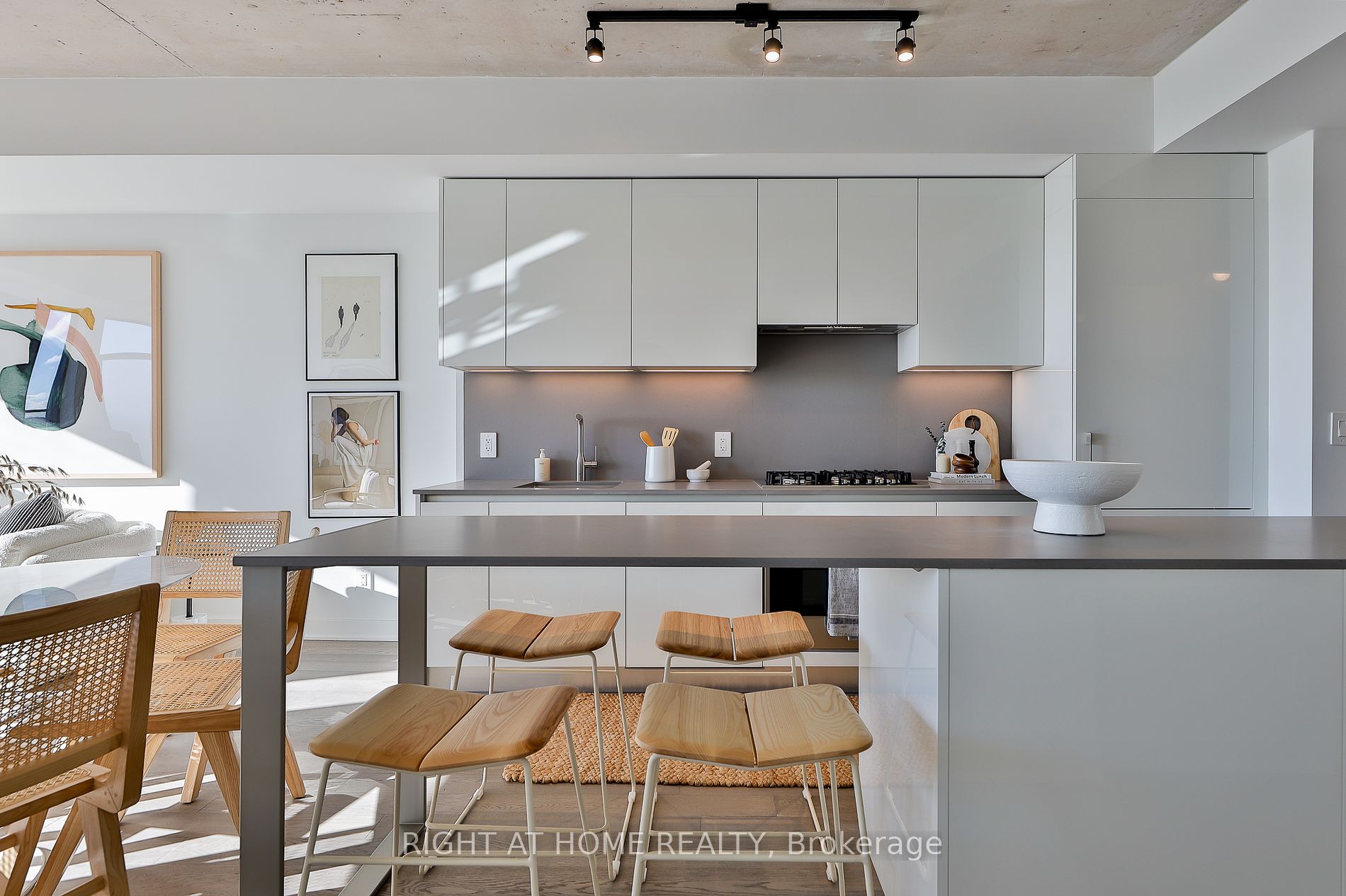 2720 W Dundas St 620