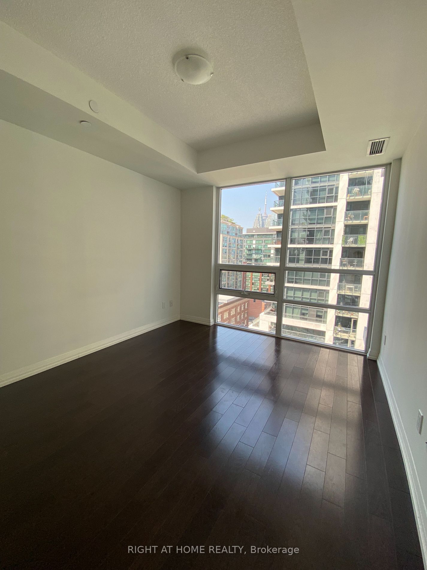 460 E Adelaide St 1216