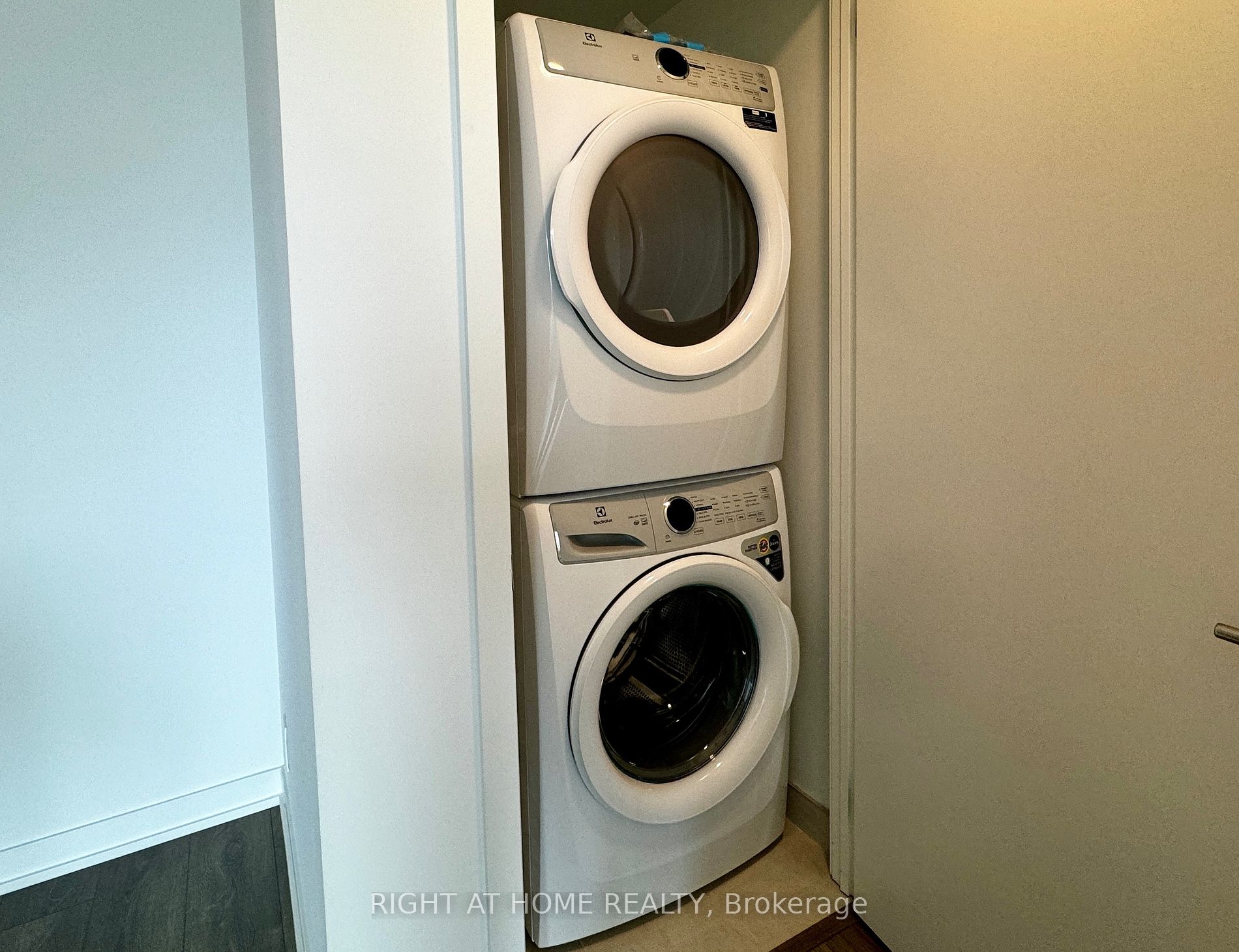 7950 Bathurst St 2110