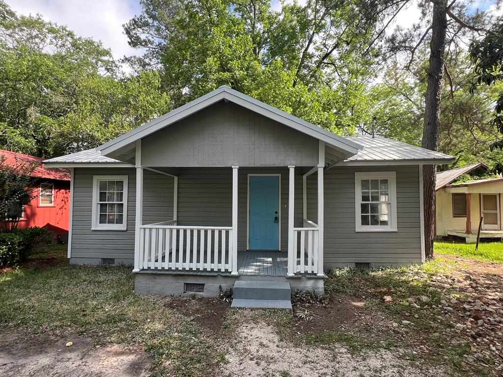 Looking for a perfect starter home or investment? Look no further!! This 2 br 1 bath home has been fully remodeled and is move in ready. Homes in thisprice point don't come on the market often - do NOT delay!!!