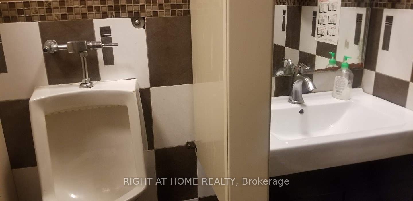 1170 W Burnhamthorpe Rd 15