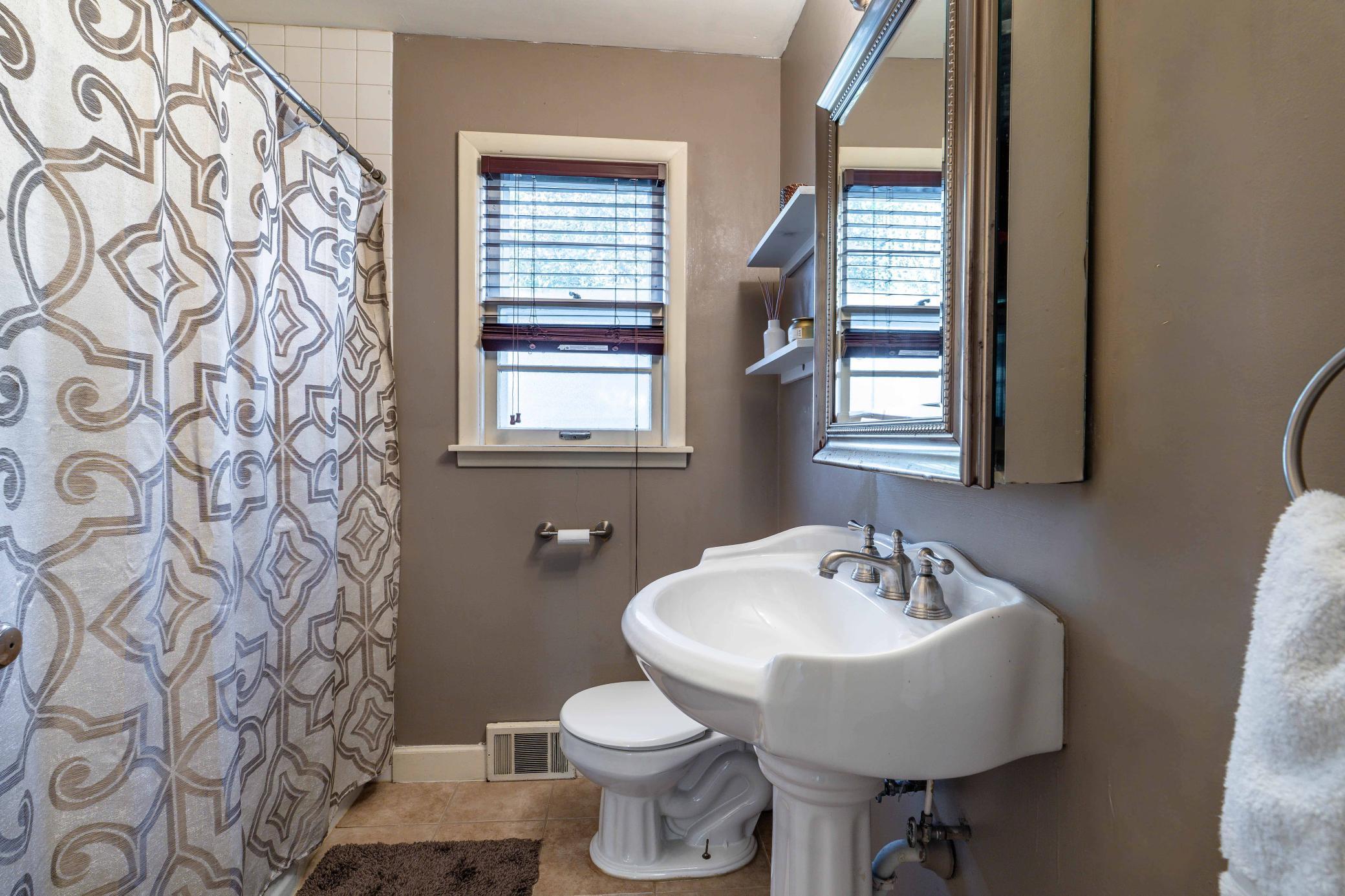 509 W Douglas Avenue