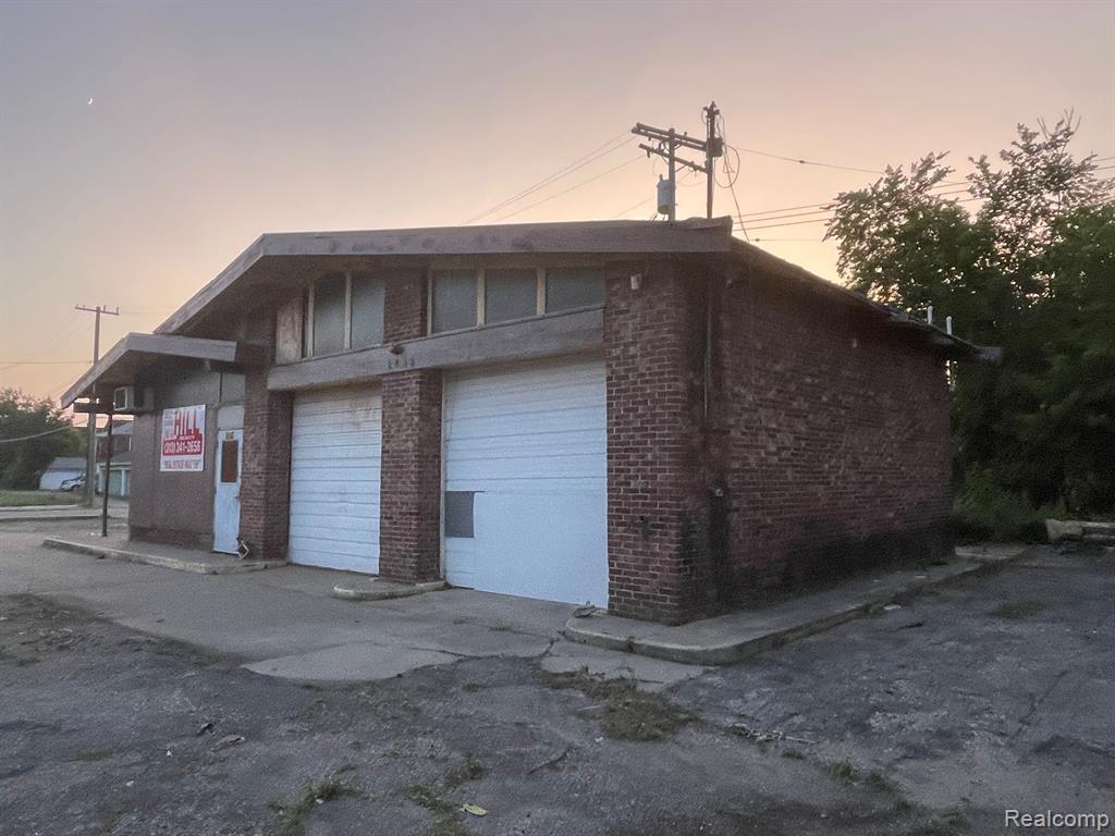 2042 W Davison