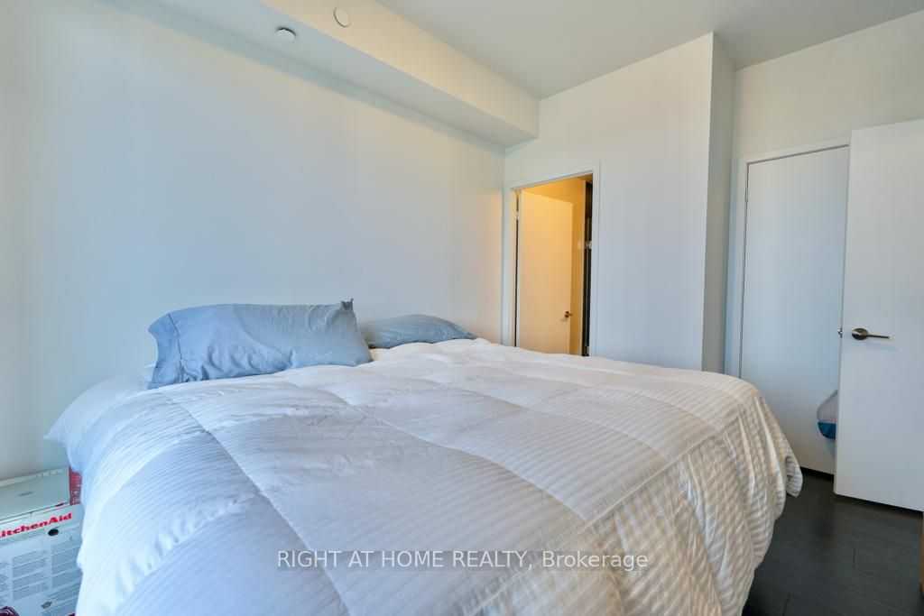 8 E Eglinton Ave 2705