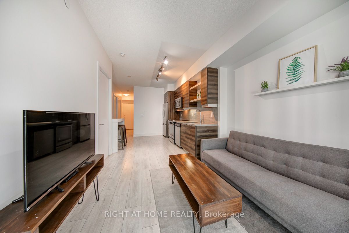 525 W Adelaide St 932