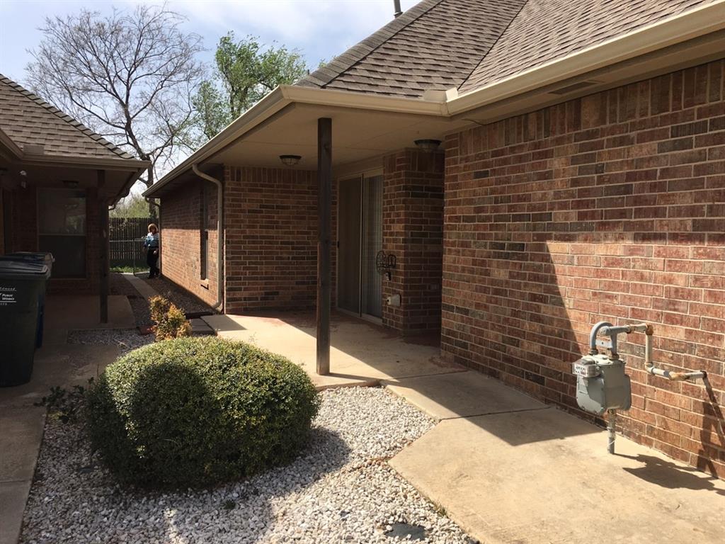 Great 2 bed 2 bath duplex, walking distance to downtown Edmond with many restaurants and shopping. Has a fireplace in living room, laminate wood-like flooring and newly updated and painted walls. Appliances are included with microwave and refrigerator. Also a bonus yard is maintained with the rent! This home will go fast! Additional $73 for water and $40 for lawn care are to paid along with rent.