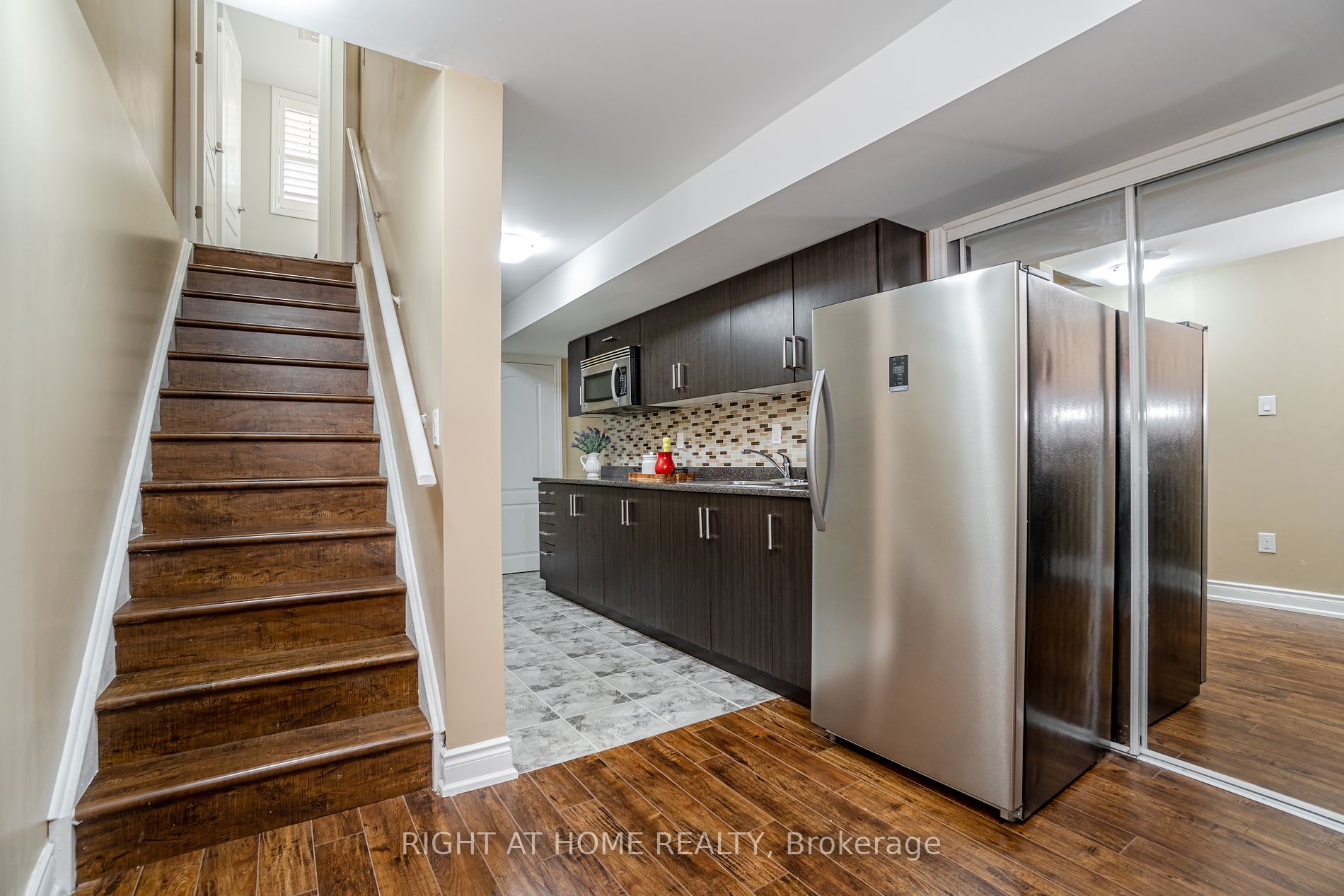19 W Dehaviland Cres