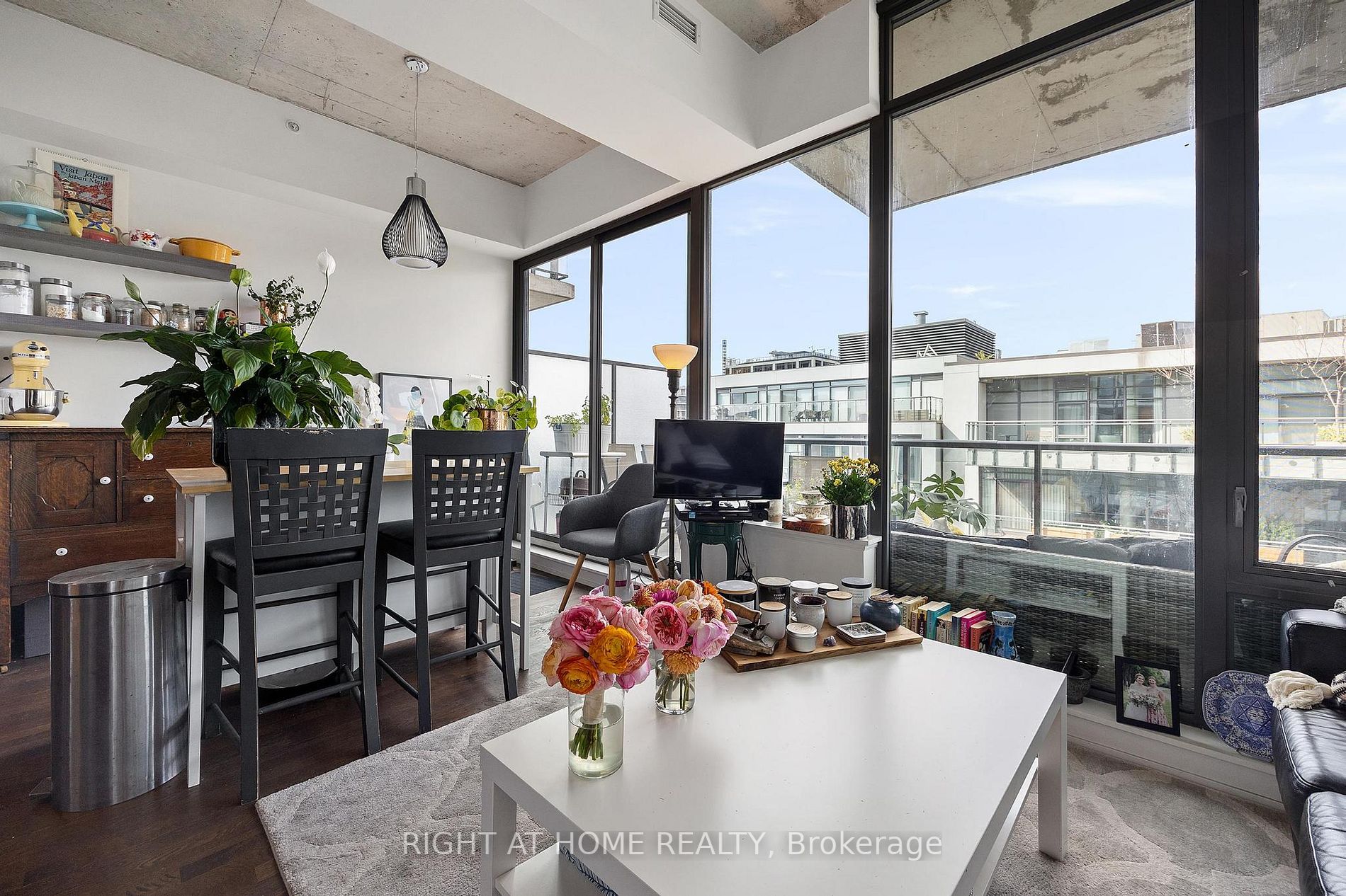 560 W King St 1004