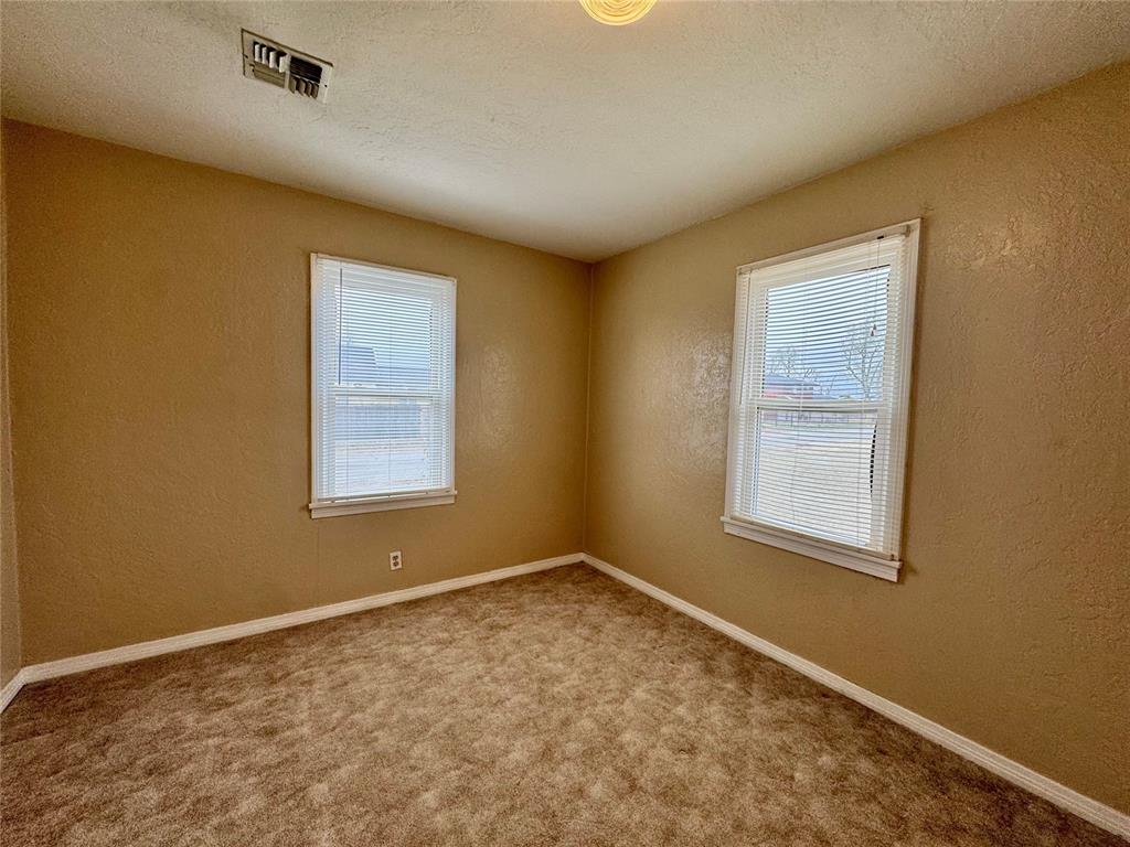 711 N Broadway Avenue