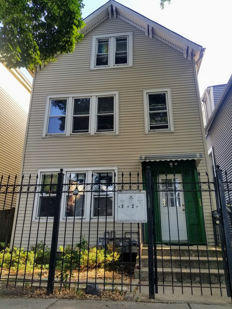 July 1st move-in! Beautiful Logan Square Flat For Rent! This is a top floor 2 Bedroom/1Bath! Nice big kitchen with lots of cabinet space and room for a small dining table or portable island. The unit has lots of natural light and tons of closet space. Central Heat and hardwood floors throughout. The building has an excellent location close to everything Logan Square has to offer. Very easy street parking around and close to public transportation! Cats are Welcome! Must See!