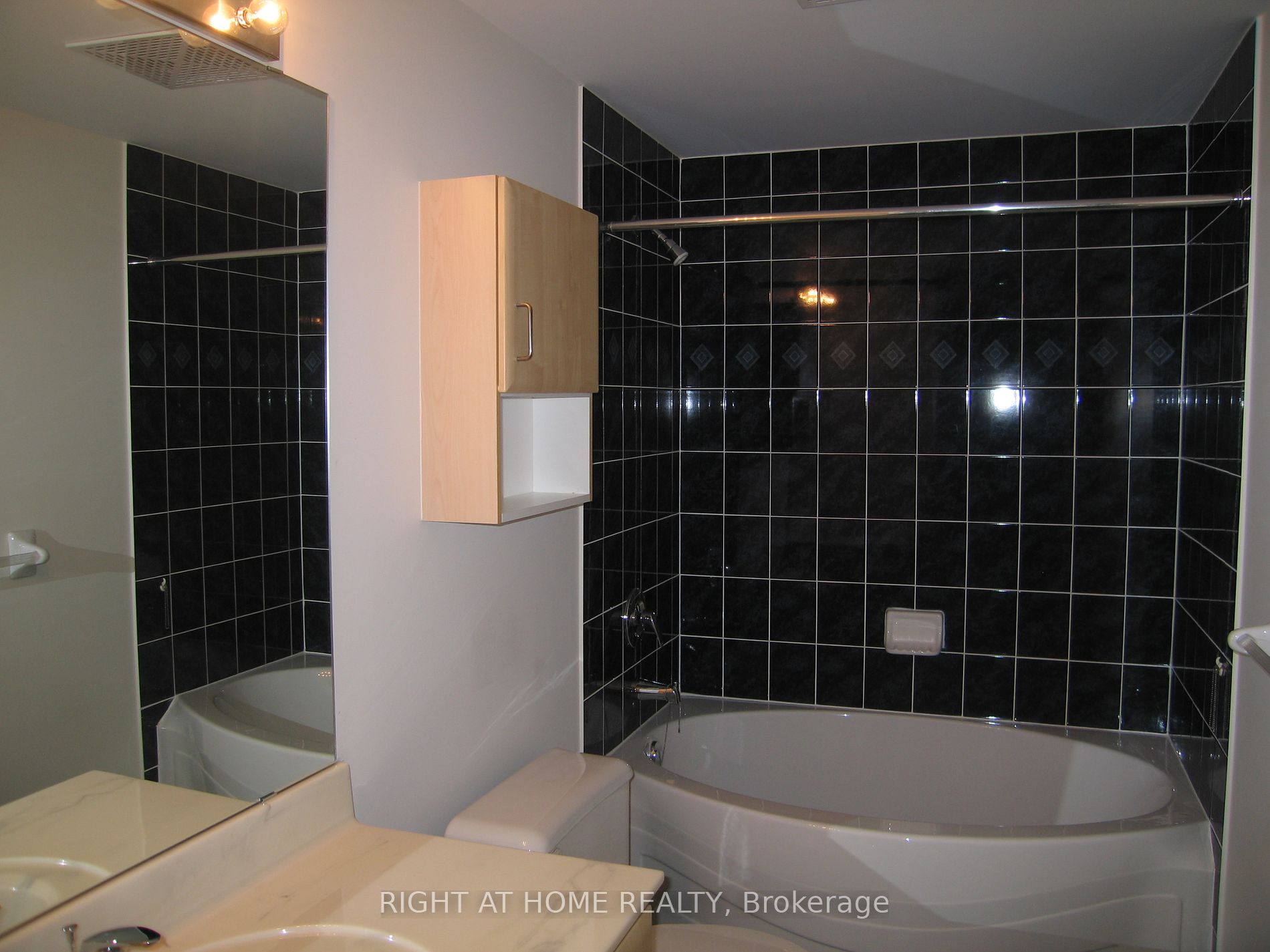 200 E Burnhamthorpe Rd 1506