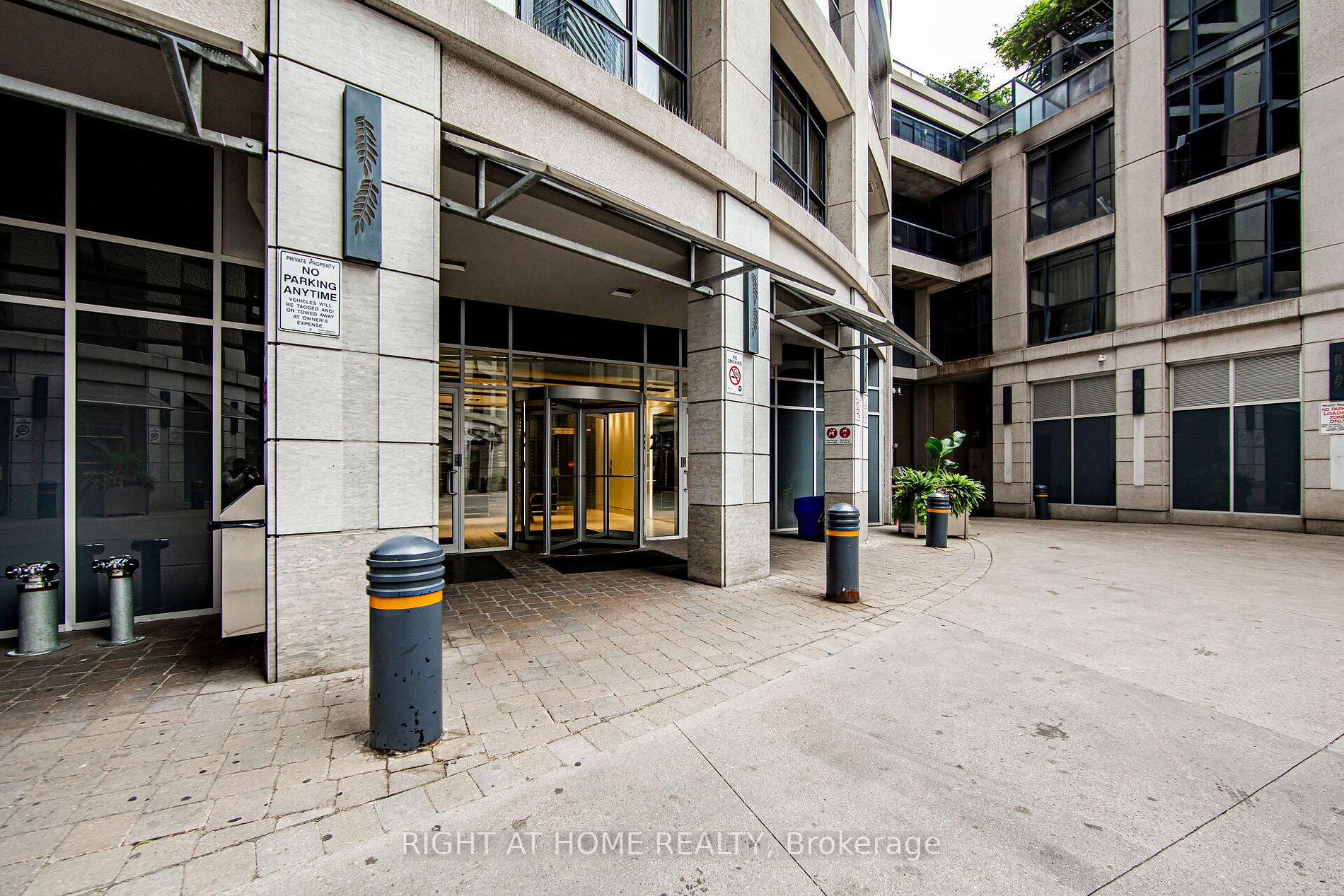 25 Carlton St 406