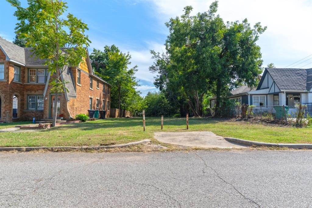 Rare Vacant Lot in Vibrant Paseo Arts District! Seize one of the few remaining buildable lots in The Paseo—home to OKC's top restaurants, galleries, and thriving art scene. Rezoned for flexible development (per OKC codes): • Mixed-Use & Dwelling Units (8200.2) – Ideal for live-work spaces • Low-Impact Institutional (8200.5) – Residential-focused community uses • Single-Family Residential (8200.14) • Three- & Four-Family Residential (8200.15) • Two-Family Residential (8200.16) – Includes option for non-attached garage apartment Survey, utility map, and zoning documents are available. Disclosure: Owner holds an active real estate license. Listing agent is not the owner.