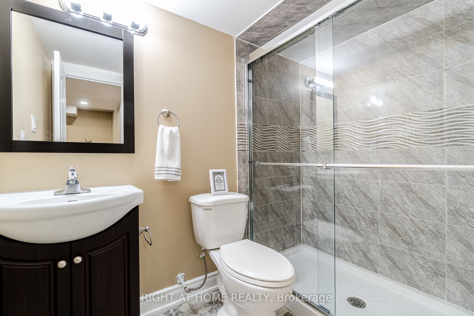 19 W Dehaviland Cres