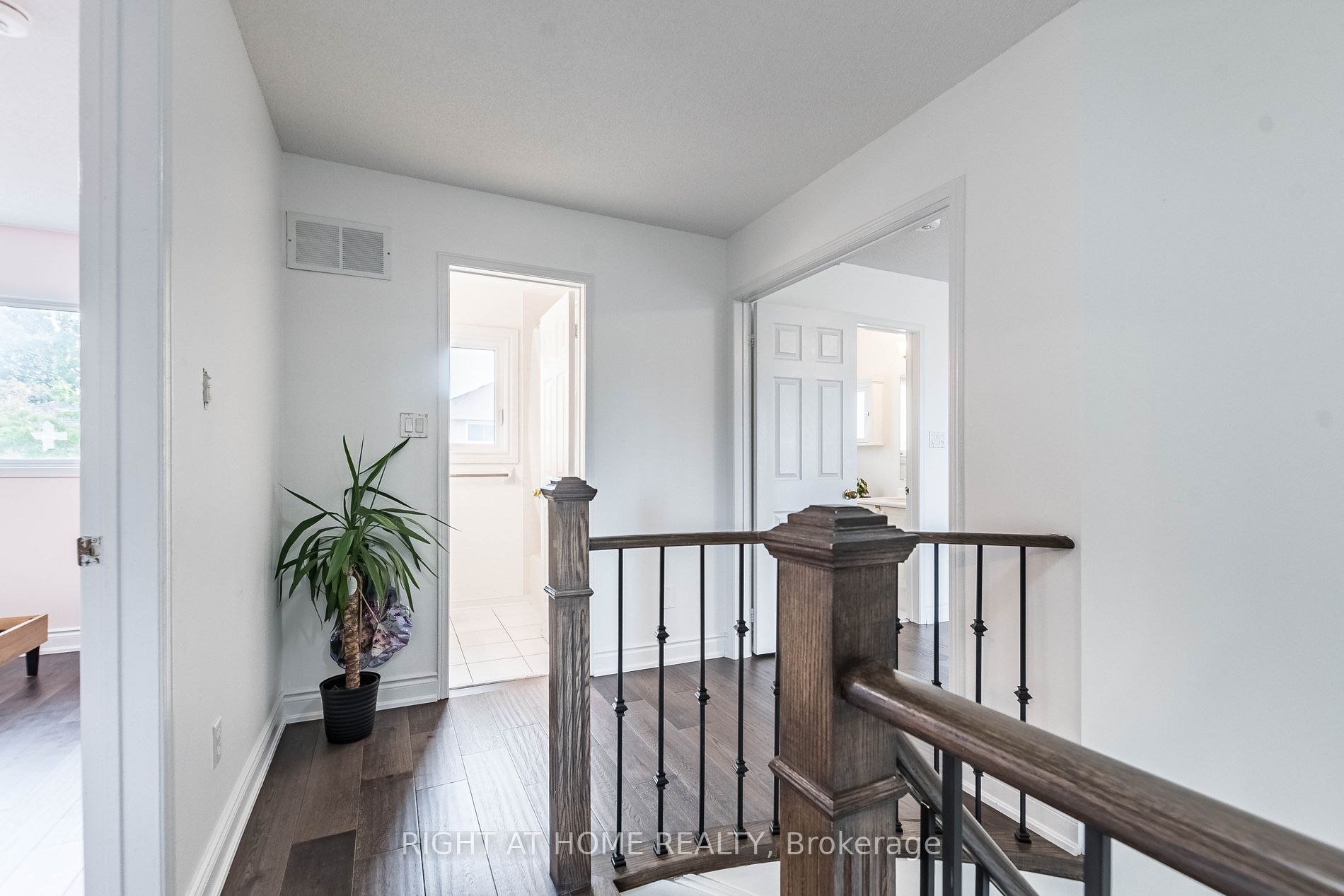 5579 Whitehorn Ave Upper