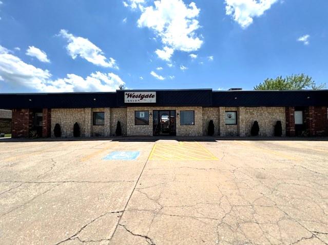 9414 Westgate Road is a 3,440sf office building located along Council and NW Expressway.  Suite A is currently leased by Westgate Salon which has been a located in the building for over 20 years.  The space offers a lobby area, 7 private salon work suites and a breakroom with laundry hookups.  Suite B is currently available for lease and offers a lobby area along with 3 large private offices.  Building would make a great investment for any investor or owner user.