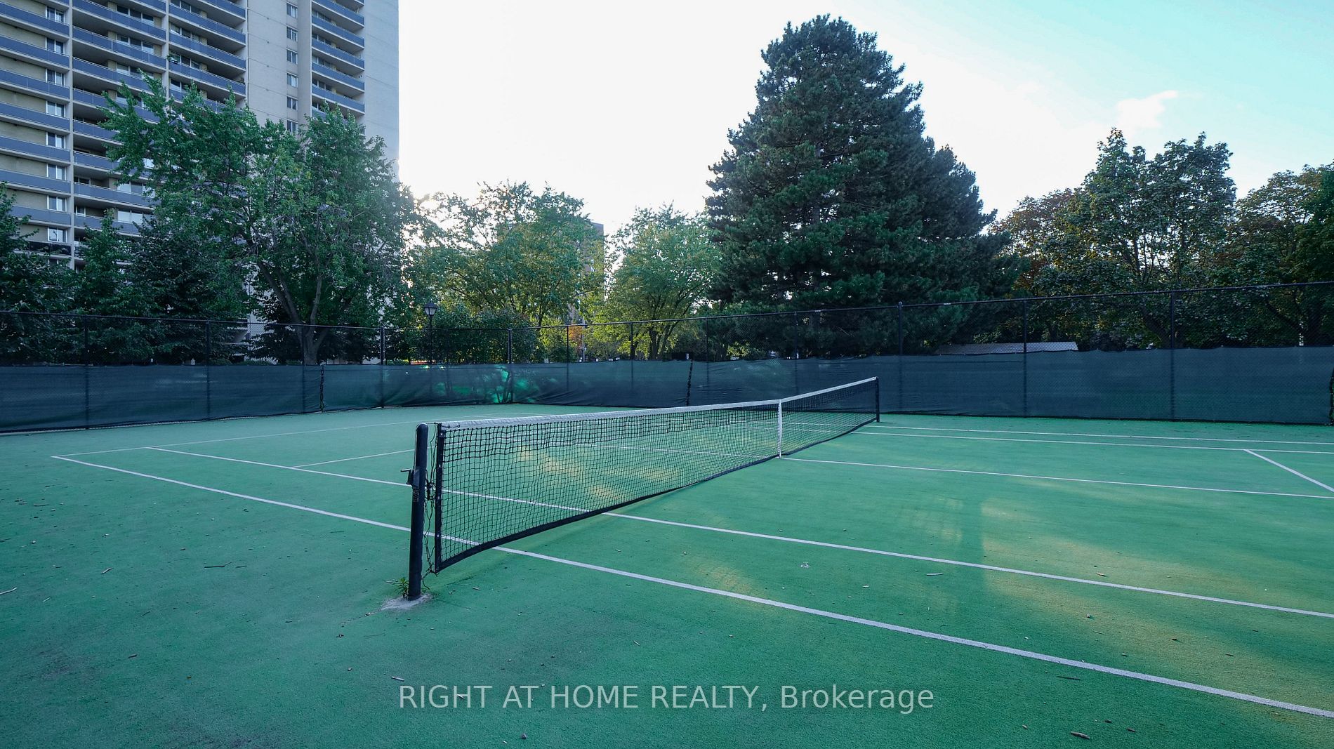 812 Burnhamthorpe Rd 705