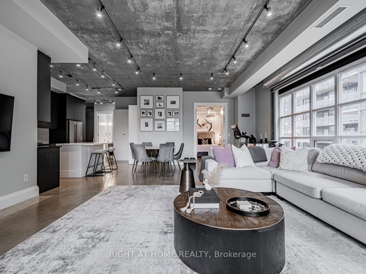 23 Brant St 704